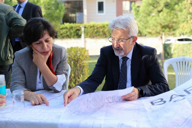 Bursa Nilüfer Belediye Başkanı Turgay Erdem Barış'ın yanında