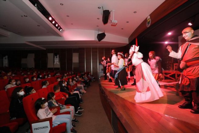Bursa İnegöl'de çocuklar için tiyatro gösterileri