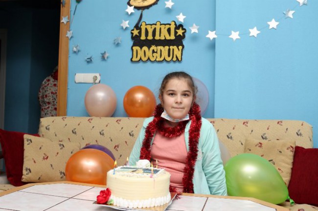 Kocaeli Gebze'de yaşayan Güldayı'ya doğum günü sürprizi 