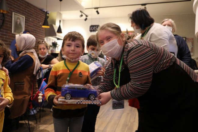 İzmit'te anaokulu öğrencileri lösemili kardeşleriyle bir araya geldi
