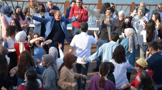 Gülüç'te üniversiteli öğrenciler gençlik şöleninde eğlendi