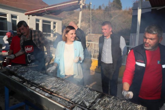 Kocaeli İzmit'te balık ekmekler Başkan'dan