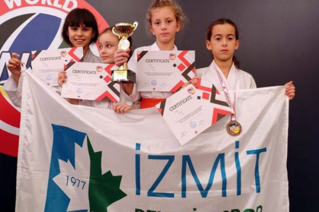 Kocaeli İzmit'in karatecileri dünya üçüncüsü oldu