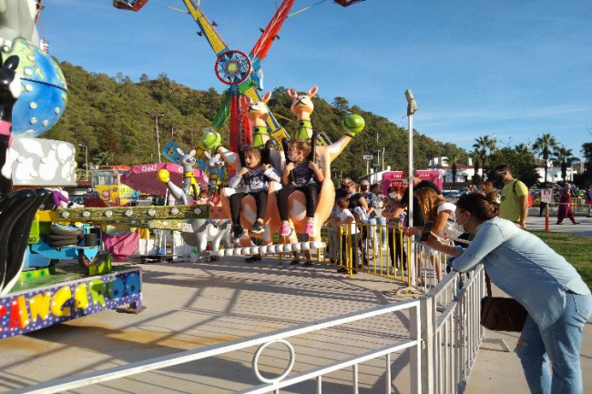 Muğla Marmaris'te ertelenen şenlikte çocuklar doyasıya eğlendi