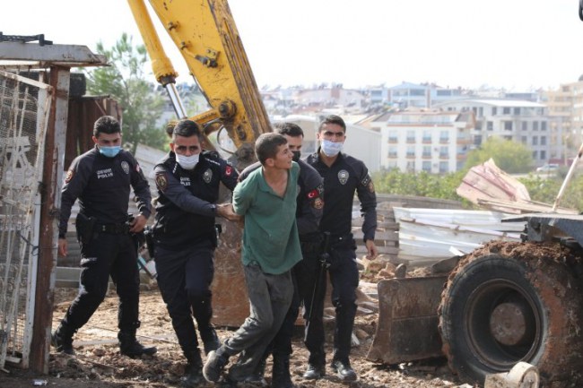 Didim'de polis, benzinli direnişe müdahale etti