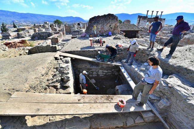 Türkiye ilk... İzmir'de arkeolojik alanda DNA laboratuvarı