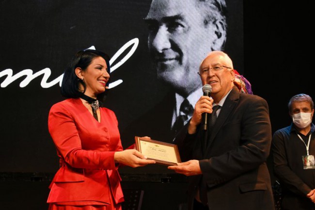 İzmir Karabağlar'da 'Kemal' ayakta alkışlandı