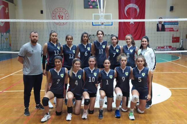 Manisa'da voleybolcu kızlar filede 2'de 2 yaptı