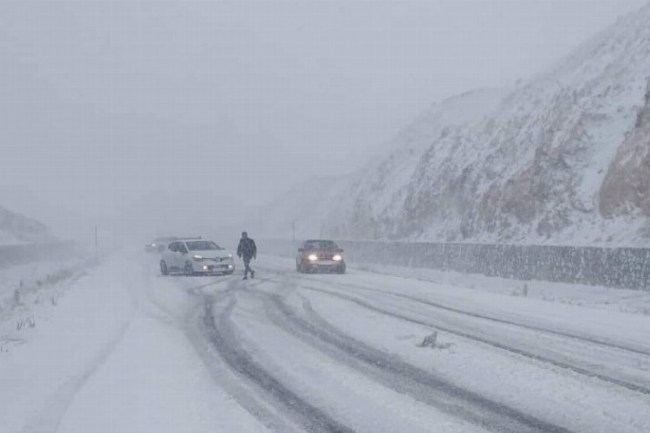 Niğde'de mevsimin ilk karı yağdı