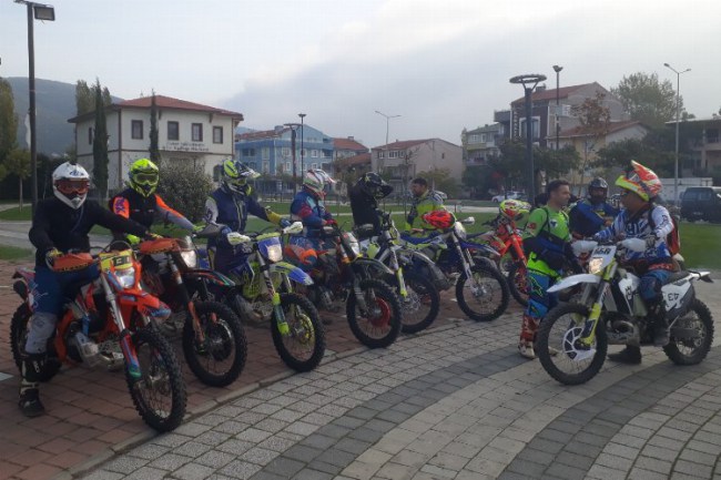 Bursa Gemlik'te motokrosçular Atatürk imzasına tırmandı
