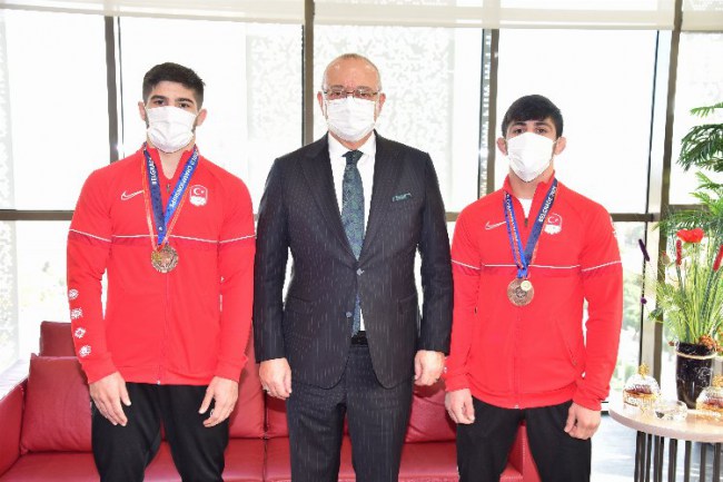 Manisa Büyükşehir Belediyesi, milli güreşçileri ağırladı