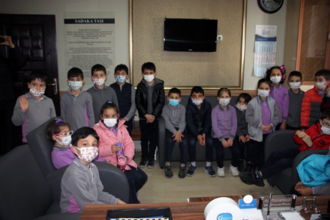 Sivas'ta öğrenciler 900 TL yardım topladı