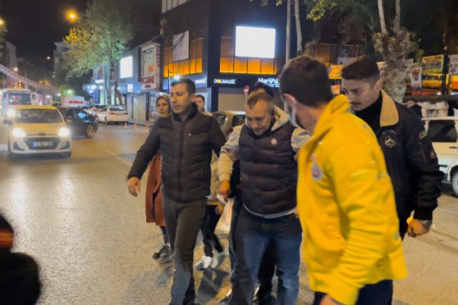 Otomobil kapısı bisiklet sürücüsünü yaraladı