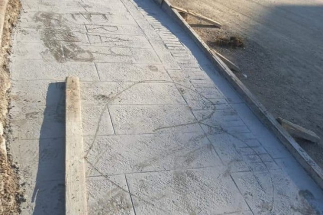 İzmit'te yeni yapılan kaldırımları tahrip ettiler