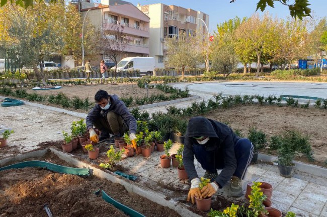 İzmir Bergama'da parklar güzelleşiyor