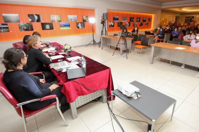 Bursa Nilüfer'de kadın sanatçılar "Eşit Miyiz?" diye sordu