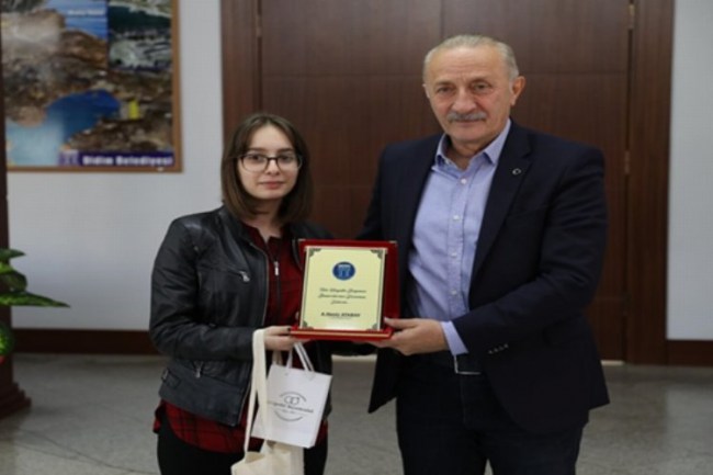 Didim Belediyesi'nden TEKNOFEST Şampiyonu Cemre'ye plaket