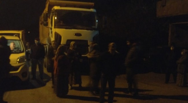 Kdz.Ereğli'de mühürlenen Cüruf tesisinin kaçak çalıştığı iddia edildi.. Mahalleli kamyonların önünü kesti