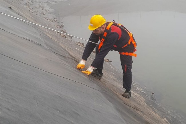 Kocaeli'nde gölete ayıların verdiği zarar tamir edildi