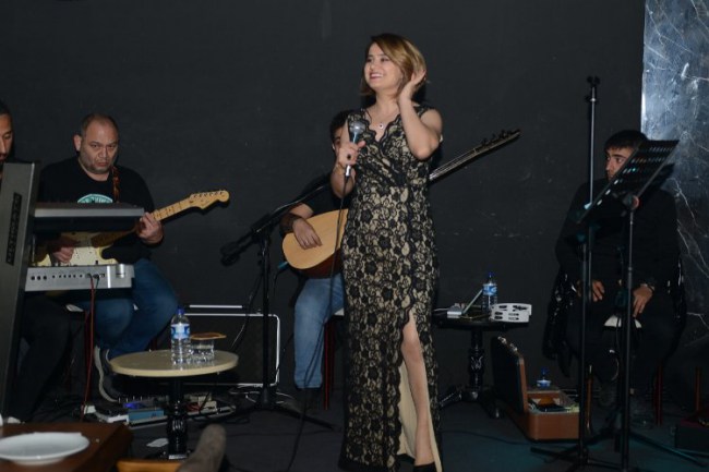 Sosyal medya sanatçıyı rezil de eder vezir de...