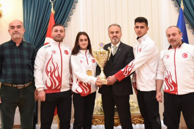 Madalyalı sporculara Başkan Aktaş'tan ödül