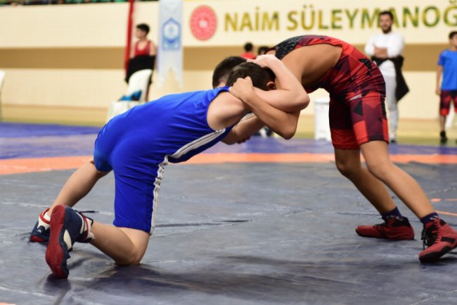Yıldırım Belediyesinde minik güreşçiler mücadele etti