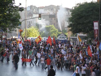 Taksim'de BDP'li grup polisle çatıştı