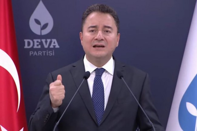 Babacan: "Durağa gelmek üzereyiz, müsait bir yerde inmeye hazırlanın!"