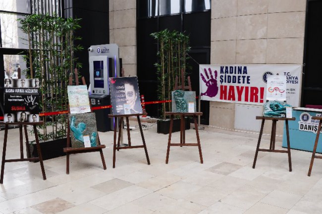 Kütahya'da kadına şiddete karşı stant açıldı