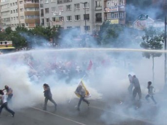 Şişli karıştı!. Vekiller biber gazına maruz kaldı!.