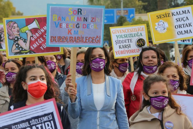 İzmir Efes Selçuk'ta "Eşim Değil Eşitimsin" yürüyüşü