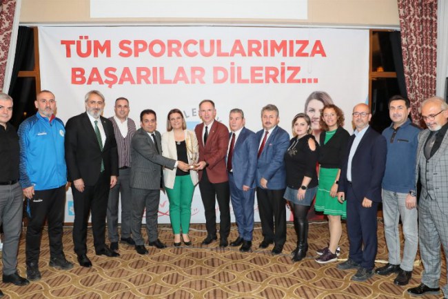 Kocaeli İzmit'te sporcular ve aileleri yemekte buluştu