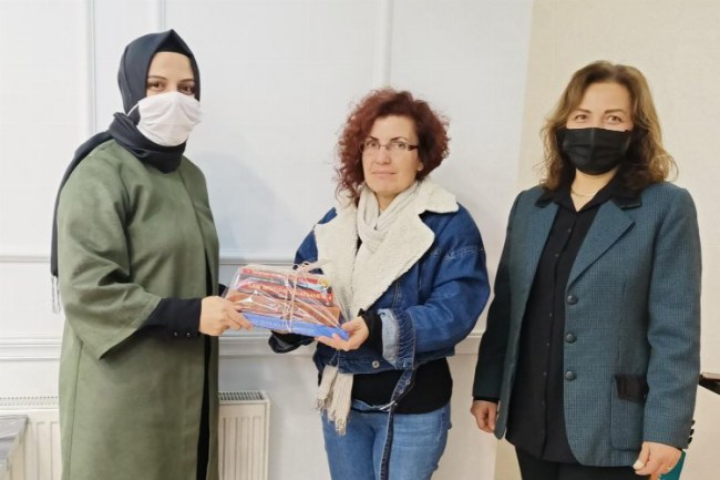 Kocaeli'nde emekli öğretmenlere kitap seti