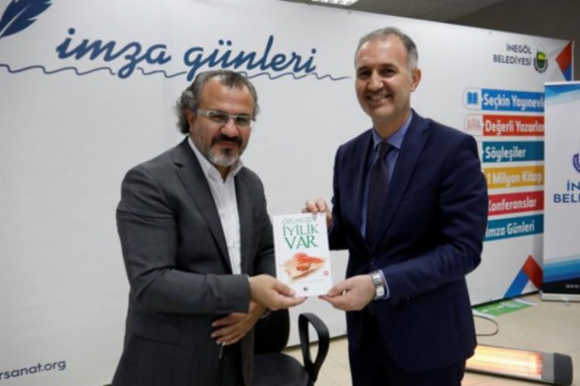 Bursa İnegöl'de Sıtkı Aslanhan kitaplarını imzaladı