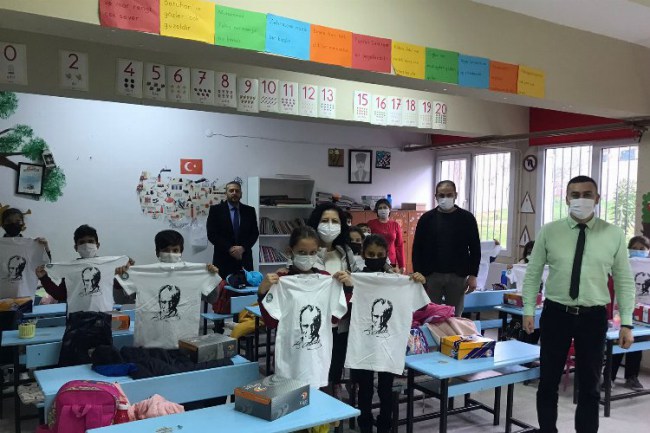 Manisa'da çocuklara sürpriz hediyeler
