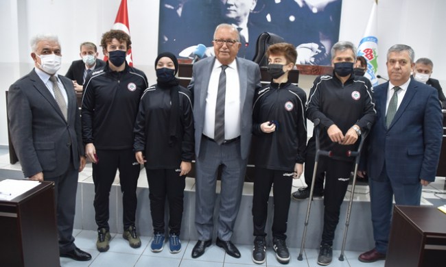 Kdz.Ereğli'nin gururu yelkenciler, belediye meclisinde ödüllendirildi