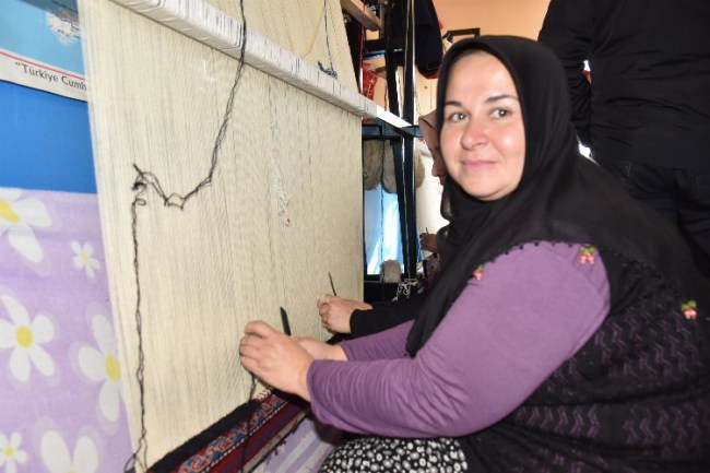 Manisalı kadınlara dokuma atölyesi