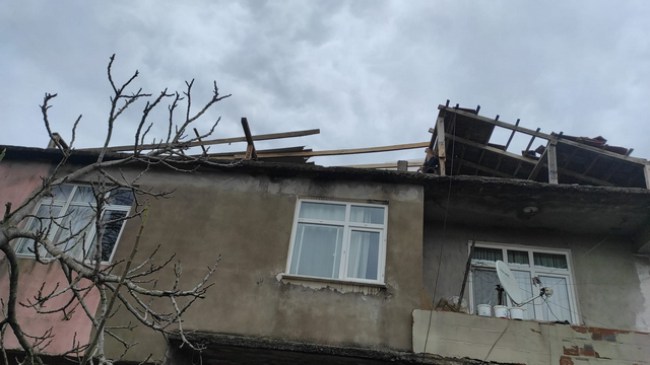 Kdz.Ereğli'de fırtına çatı uçurdu