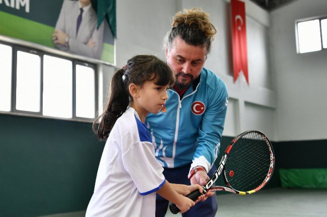 Bursa Osmangazi'de engeller tenisle aşılıyor