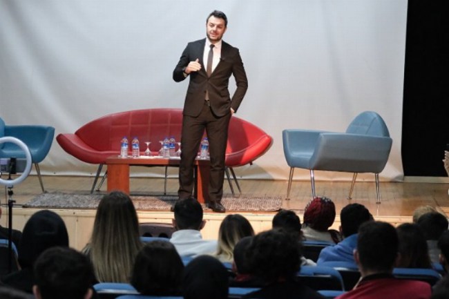 Yusuf Ziya Yüce Bursa'da genç iletişimcilerle buluştu