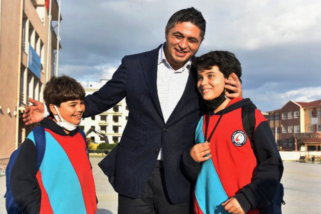 İzmir Aliağa'da kütüphanesiz okul olmayacak