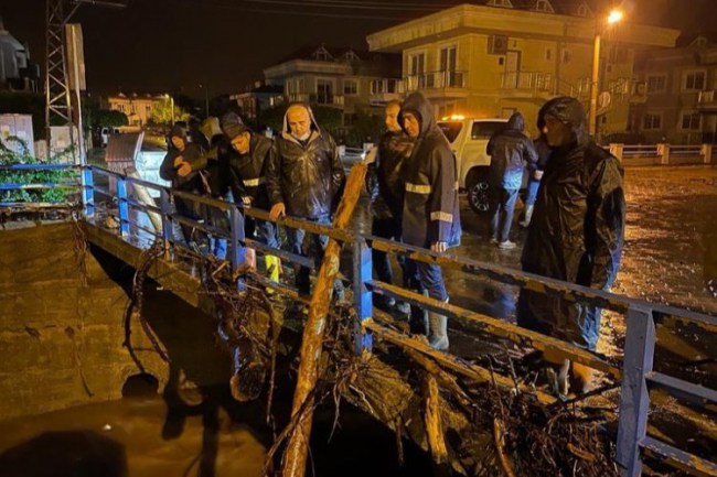 Muğla Marmaris'i sel vurdu