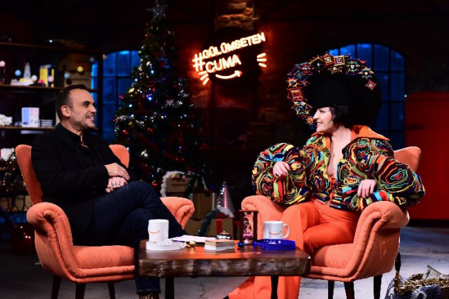 Gülümseten Cuma'dan erken yılbaşı gösterisi