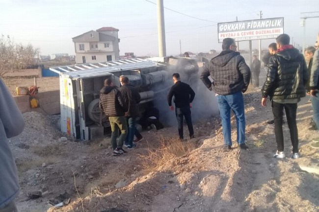 Hurda yüklü kamyonet hurdaya döndü