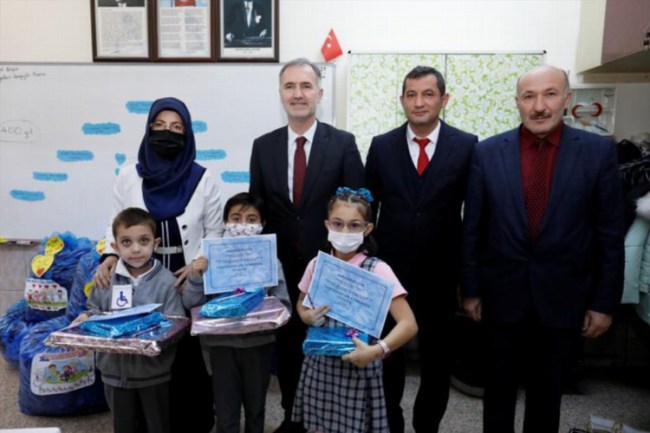 Bursa İnegöl'de öğrenciler 100 kilogram mavi kapak topladı