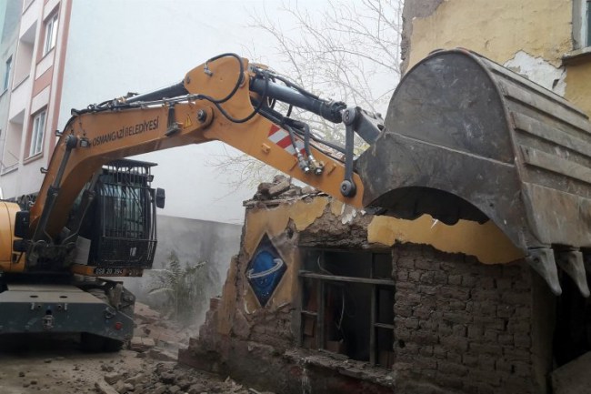 Bursa Osmangazi'de metruk bina yıkıldı