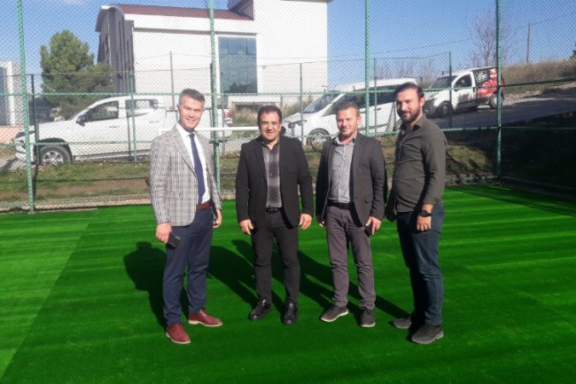 Kocaeli İzmit'te futbol sahası yenilendi