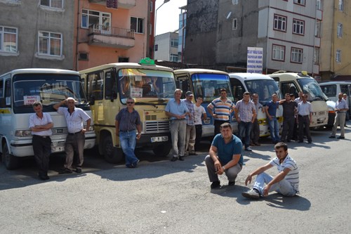 Minibüsçülerden anahtar bırakma eylemi