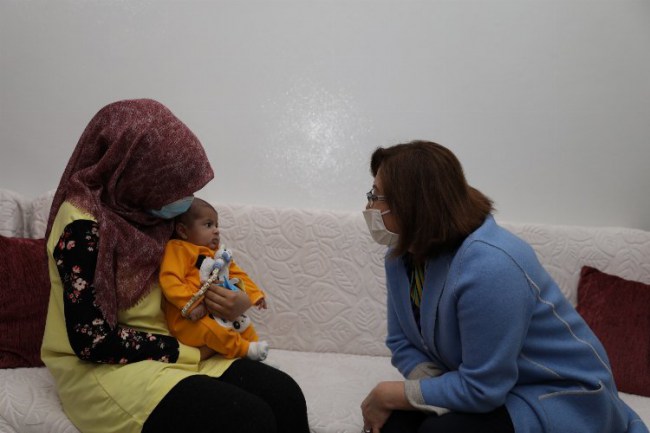 Başkan Şahin, Gaziantep'te darp edilen bebeği ziyaret etti