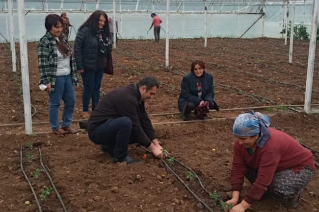'Çiftçiler üretime başlamadan beli bükülüyor'